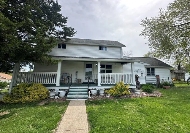 Photo 1 of Single family home for sale at 201 W Street, New London, MO 63459 | MLS# 25026731 | Listing updated on 2025-04-24