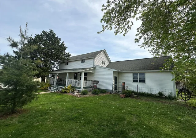 Photo 2 of Single family home for sale at 201 W Street, New London, MO 63459 | MLS# 25026731 | Listing updated on 2025-04-24