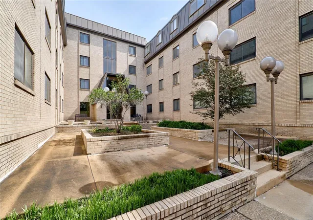 Photo 2 of Condo for sale at 4355 Maryland Ave #101, Saint Louis, MO 63108 | MLS# 25026791 | Listing updated on 2025-04-28