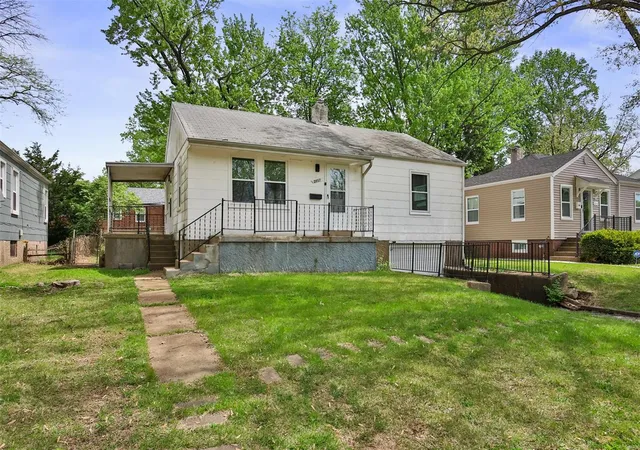 Photo 3 of Single family home for sale at 2057 Coleridge Dr, Saint Louis, MO 63136 | MLS# 25026792 | Listing updated on 2025-04-25