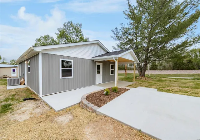 Photo 2 of Single family home for sale at 100 Huff St, St. James, MO 65559 | MLS# 25026803 | Listing updated on 2025-04-24
