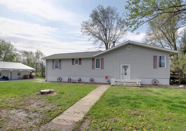 Photo 2 of Single family home for sale at 322 Westbrook Dr, Kahoka, MO 63445 | MLS# 25026823 | Listing updated on 2025-04-24