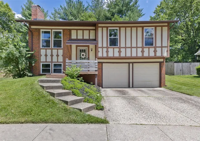 Photo 1 of Single family home for sale at 1638 Prestonpark Ln, Saint Louis, MO 63146 | MLS# 25026910 | Listing updated on 2025-04-24
