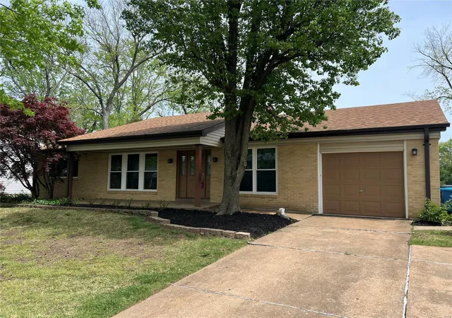 Photo 1 of Single family home for sale at 12581 Larkwood Dr, Saint Louis, MO 63146 | MLS# 25026975 | Listing updated on 2025-04-25