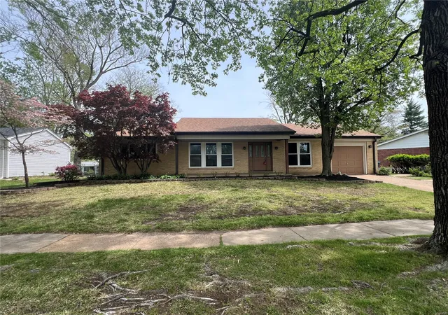 Photo 2 of Single family home for sale at 12581 Larkwood Dr, Saint Louis, MO 63146 | MLS# 25026975 | Listing updated on 2025-04-25