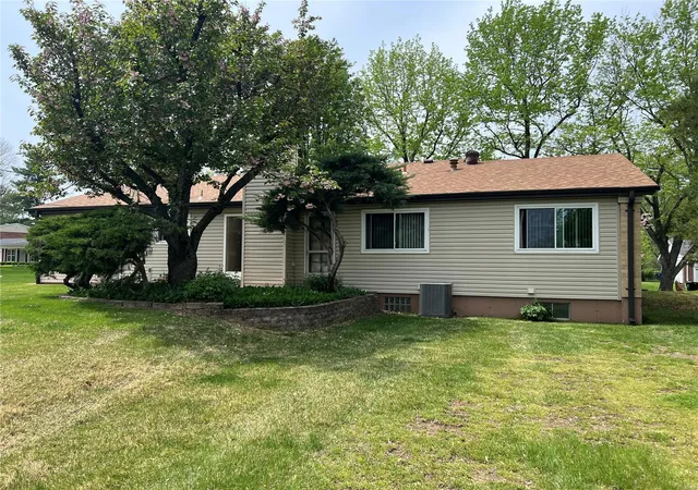 Photo 3 of Single family home for sale at 12581 Larkwood Dr, Saint Louis, MO 63146 | MLS# 25026975 | Listing updated on 2025-04-25