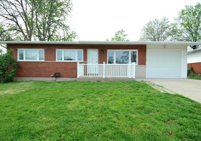 Photo 2 of Single family home for sale at 2959 Annunciation Dr, Saint Louis, MO 63125 | MLS# 25027058 | Listing updated on 2025-04-25