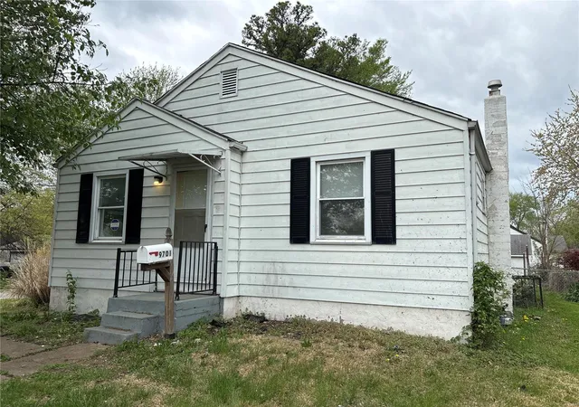 Photo 1 of Single family home for sale at 9701 Diamond Dr, Saint Louis, MO 63137 | MLS# 25027087 | Listing updated on 2025-04-25