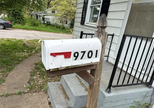 Photo 2 of Single family home for sale at 9701 Diamond Dr, Saint Louis, MO 63137 | MLS# 25027087 | Listing updated on 2025-04-25