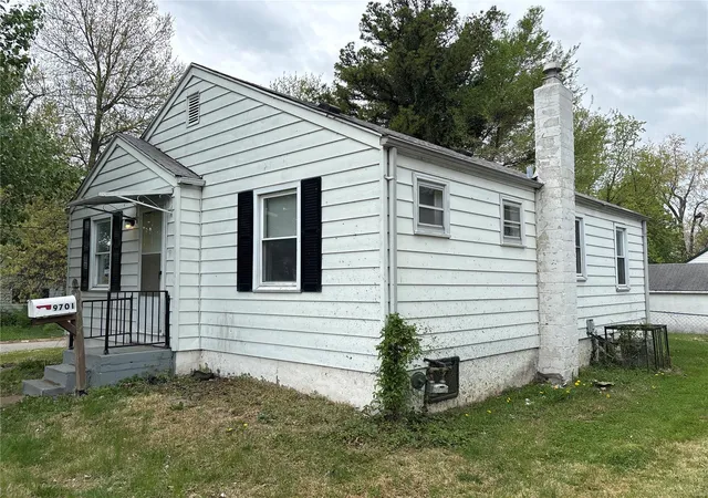 Photo 3 of Single family home for sale at 9701 Diamond Dr, Saint Louis, MO 63137 | MLS# 25027087 | Listing updated on 2025-04-25