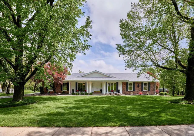 Photo 1 of Single family home for sale at 184 Laduemont Dr, Saint Louis, MO 63141 | MLS# 25027102 | Listing updated on 2025-05-01
