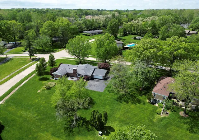 Photo 2 of Single family home for sale at 184 Laduemont Dr, Saint Louis, MO 63141 | MLS# 25027102 | Listing updated on 2025-05-01