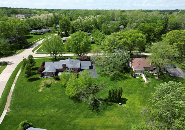 Photo 3 of Single family home for sale at 184 Laduemont Dr, Saint Louis, MO 63141 | MLS# 25027102 | Listing updated on 2025-05-01