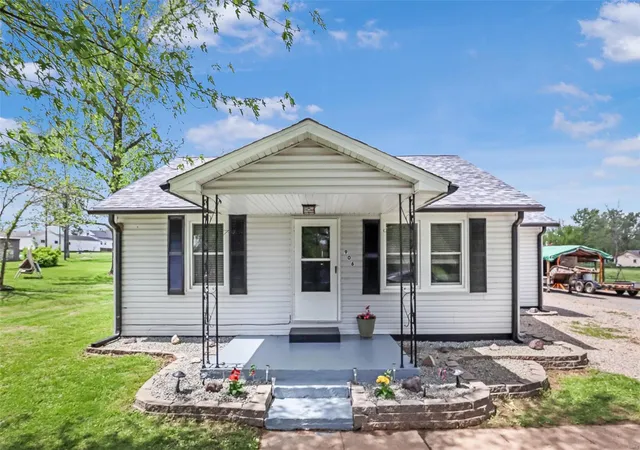 Photo 1 of Single family home for sale at 906 Marlowe St, Fredericktown, MO 63645 | MLS# 25027123 | Listing updated on 2025-05-01