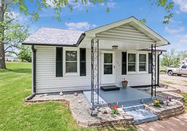 Photo 2 of Single family home for sale at 906 Marlowe St, Fredericktown, MO 63645 | MLS# 25027123 | Listing updated on 2025-05-01