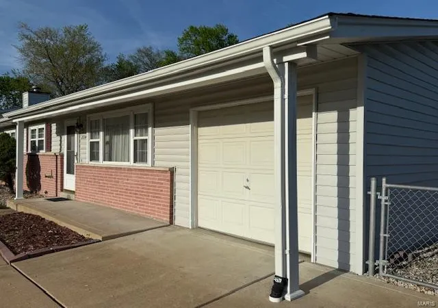 Photo 2 of Single family home for sale at 2734 Arrow Hts Dr, Maryland Heights, MO 63043 | MLS# 25027264 | Listing updated on 2025-04-26