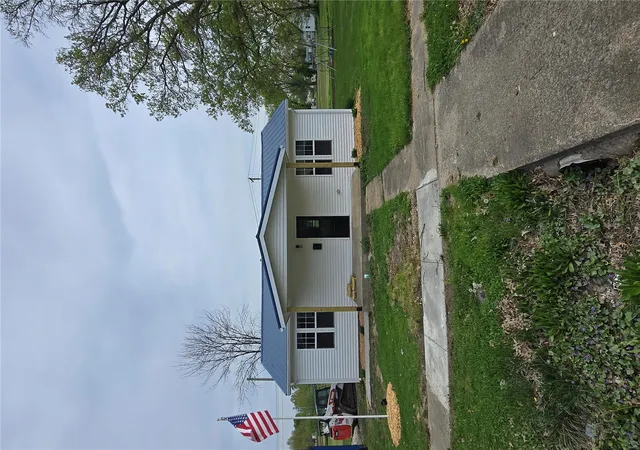 Photo 1 of Single family home for sale at 502 E State St, Vandalia, MO 63382 | MLS# 25027274 | Listing updated on 2025-04-26