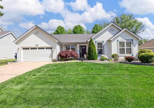 Photo 2 of Single family home for sale at 1603 Broadsword Ln, Lake Saint Louis, MO 63367 | MLS# 25027405 | Listing updated on 2025-05-08