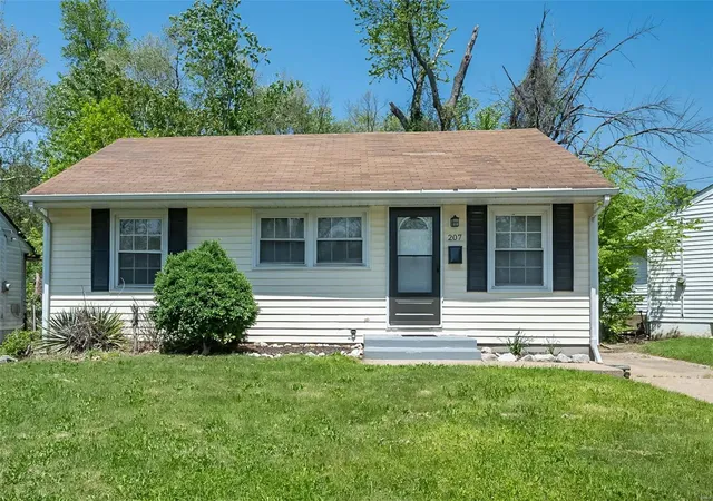 Photo 1 of Single family home for sale at 207 Cameron Rd, Saint Louis, MO 63137 | MLS# 25027425 | Listing updated on 2025-05-02