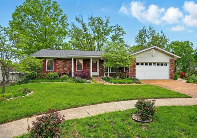 Photo 3 of Single family home for sale at 2271 Halyard Ct, Saint Louis, MO 63129 | MLS# 25027555 | Listing updated on 2025-05-01