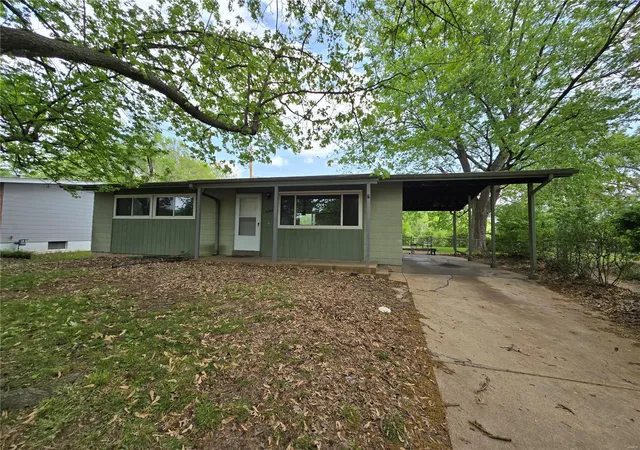 Photo 1 of Single family home for sale at 10304 Bon Oak Dr, Saint Louis, MO 63136 | MLS# 25027557 | Listing updated on 2025-04-30