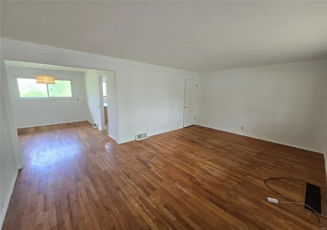 Photo 2 of Single family home for sale at 10304 Bon Oak Dr, Saint Louis, MO 63136 | MLS# 25027557 | Listing updated on 2025-04-30