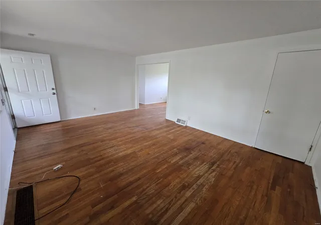 Photo 3 of Single family home for sale at 10304 Bon Oak Dr, Saint Louis, MO 63136 | MLS# 25027557 | Listing updated on 2025-04-30