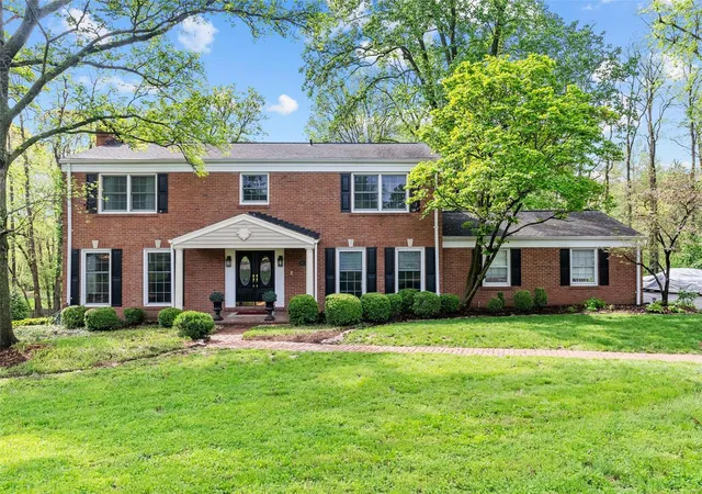 Photo 1 of Single family home for sale at 19 Sackston Woods Ln, Saint Louis, MO 63141 | MLS# 25027574 | Listing updated on 2025-05-02