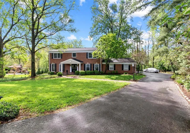 Photo 2 of Single family home for sale at 19 Sackston Woods Ln, Saint Louis, MO 63141 | MLS# 25027574 | Listing updated on 2025-05-02
