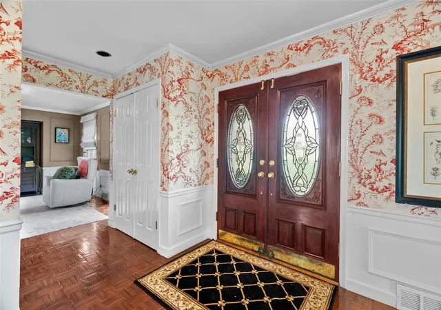 Photo 3 of Single family home for sale at 19 Sackston Woods Ln, Saint Louis, MO 63141 | MLS# 25027574 | Listing updated on 2025-05-02