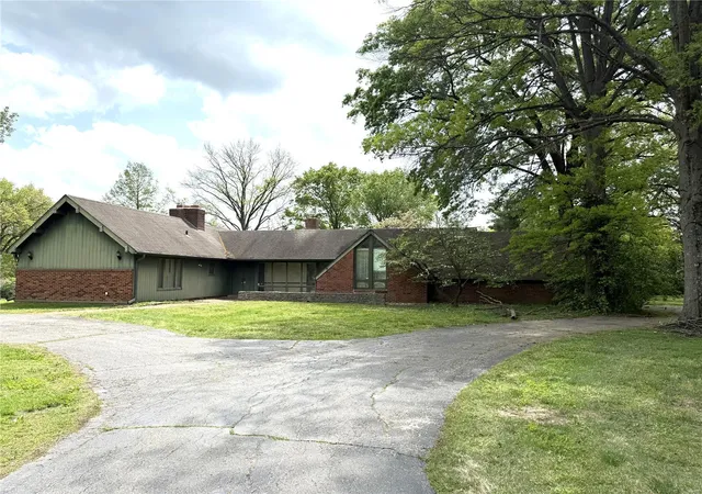 Photo 1 of Single family home for sale at 16 Clayton Hills Ln, Saint Louis, MO 63131 | MLS# 25027687 | Listing updated on 2025-04-28