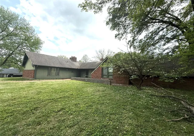 Photo 3 of Single family home for sale at 16 Clayton Hills Ln, Saint Louis, MO 63131 | MLS# 25027687 | Listing updated on 2025-04-28