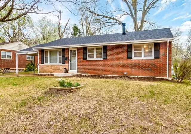 Photo 3 of Single family home for sale at 920 Thatcher Ave, Saint Louis, MO 63135 | MLS# 25027713 | Listing updated on 2025-04-29