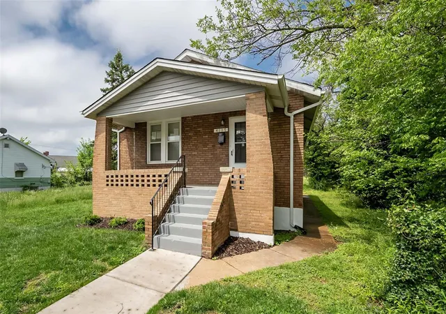 Photo 2 of Single family home for sale at 4117 Ravenwood Ave, Saint Louis, MO 63121 | MLS# 25027792 | Listing updated on 2025-05-01