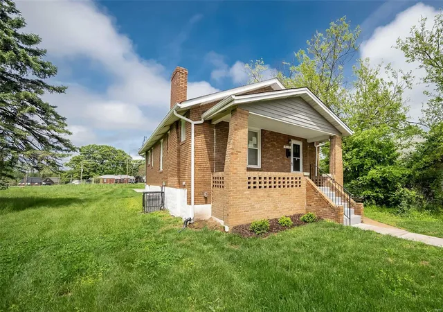 Photo 3 of Single family home for sale at 4117 Ravenwood Ave, Saint Louis, MO 63121 | MLS# 25027792 | Listing updated on 2025-05-01