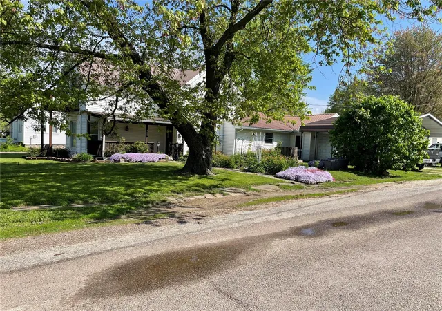 Photo 1 of Single family home for sale at 500 N Main St, Vandalia, MO 63382 | MLS# 25027799 | Listing updated on 2025-04-30