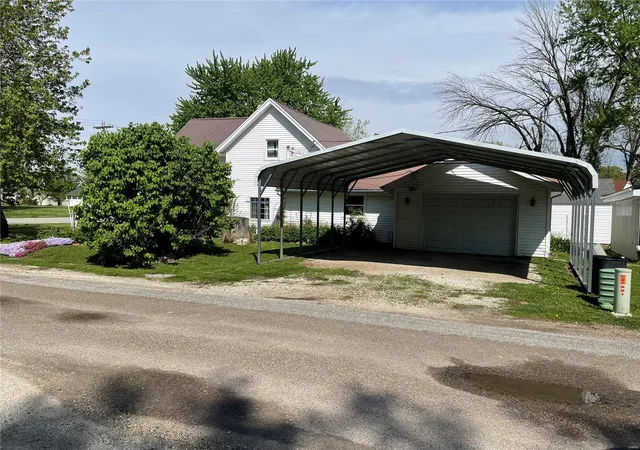 Photo 24 of Single family home for sale at 500 N Main St, Vandalia, MO 63382 | MLS# 25027799 | Listing updated on 2025-04-30