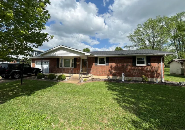 Photo 1 of Single family home for sale at 215 Lee St, Fredericktown, MO 63645 | MLS# 25027861 | Listing updated on 2025-04-29