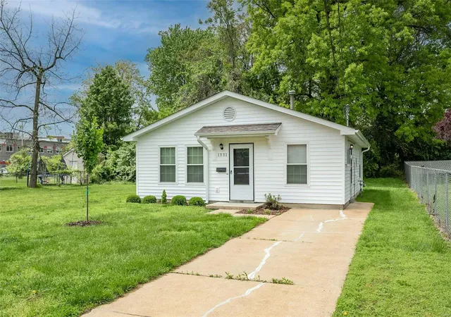 Photo 3 of Single family home for sale at 1331 Belrue Ave, Saint Louis, MO 63133 | MLS# 25027898 | Listing updated on 2025-05-01