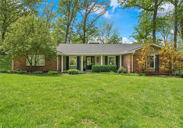 Photo 1 of Single family home for sale at 667 Country Manor Ln, Saint Louis, MO 63141 | MLS# 25027965 | Listing updated on 2025-05-08