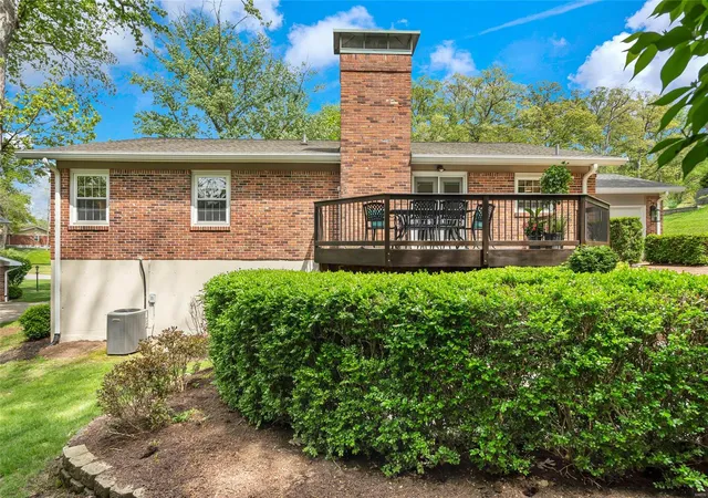 Photo 3 of Single family home for sale at 667 Country Manor Ln, Saint Louis, MO 63141 | MLS# 25027965 | Listing updated on 2025-05-08