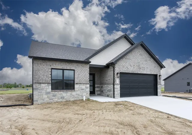 Photo 3 of Single family home for sale at 829 Bushwood Way, O Fallon, IL 62269 | MLS# 25027968 | Listing updated on 2025-05-06