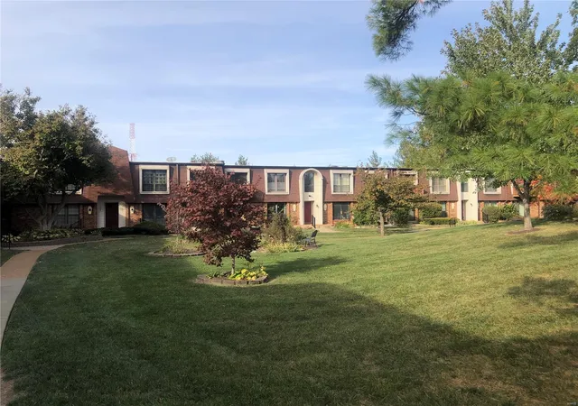 Photo 2 of Condo for sale at 1163 Appleseed Ln #B, Saint Louis, MO 63132 | MLS# 25027995 | Listing updated on 2025-04-30