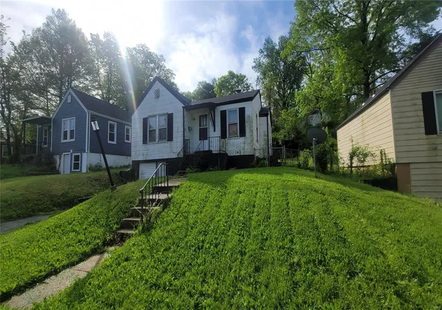 Photo 2 of Single family home for sale at 8820 Eichler Pl, Saint Louis, MO 63136 | MLS# 25028062 | Listing updated on 2025-05-02