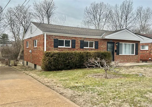 Photo 1 of Single family home for sale at 8452 Braddock Dr, Saint Louis, MO 63132 | MLS# 25028085 | Listing updated on 2025-05-01