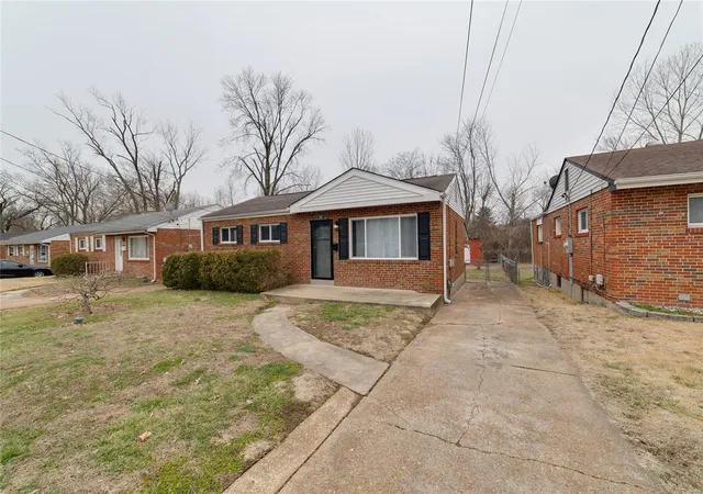 Photo 3 of Single family home for sale at 8452 Braddock Dr, Saint Louis, MO 63132 | MLS# 25028085 | Listing updated on 2025-05-01