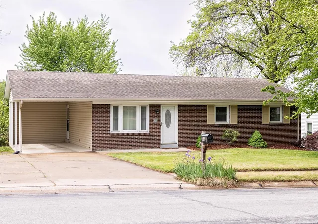 Photo 1 of Single family home for sale at 613 S Duchesne Dr, Saint Charles, MO 63301 | MLS# 25028115 | Listing updated on 2025-04-30