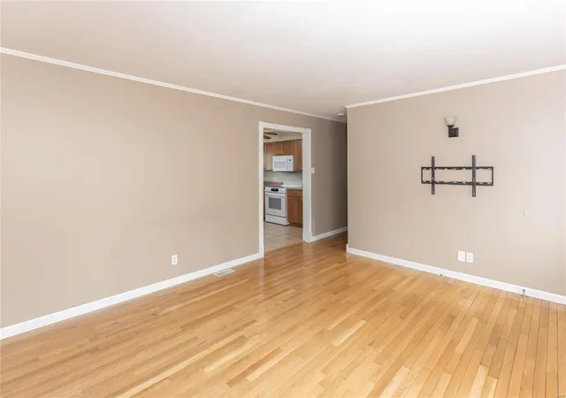 Photo 4 of Single family home for sale at 613 S Duchesne Dr, Saint Charles, MO 63301 | MLS# 25028115 | Listing updated on 2025-04-30