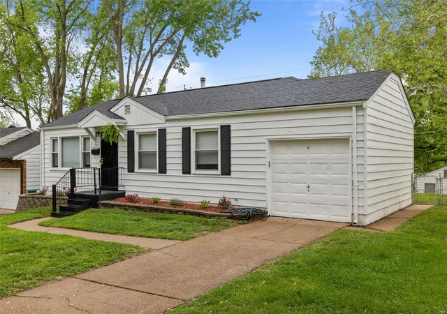 Photo 2 of Single family home for sale at 1325 Odessa Dr, Saint Louis, MO 63137 | MLS# 25028159 | Listing updated on 2025-05-01