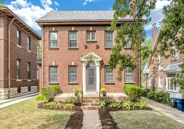 Photo 1 of Single family home for sale at 9 Aberdeen Pl, Saint Louis, MO 63105 | MLS# 25028269 | Listing updated on 2025-04-30
